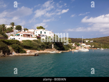 Case sulla sponda nord del porto di Mao (Mahon), Menorca, isole Baleari, Spagna si affacciano le tante barche ormeggiate nelle vicinanze. Foto Stock