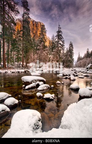 Tramonto su El Capitan in Yosemite Valley presso il Parco Nazionale di Yosemite in California Foto Stock