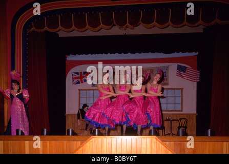 Possibile (Cancan) ragazze che ballano a dente diamantato Gertie's Gambling Hall, Dawson City, Yukon Territory, Canada Foto Stock