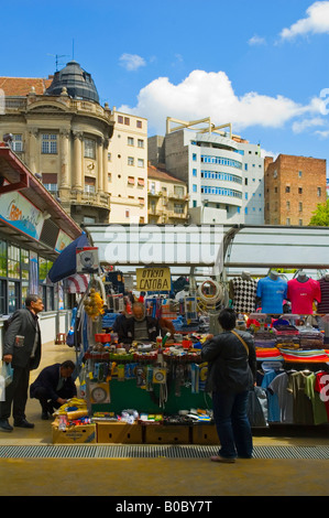 Vestiti stallo a Zeleni venac mercato nel centro di Belgrado in Serbia in Europa Foto Stock