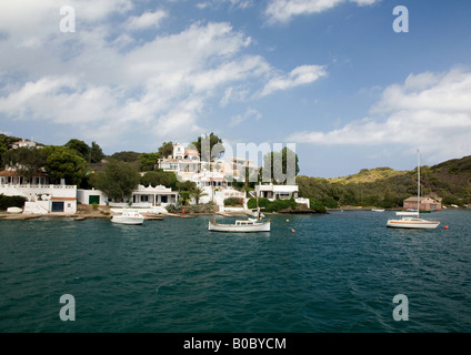 Case sulla sponda nord del porto di Mao (Mahon), Menorca, isole Baleari, Spagna si affacciano le tante barche ormeggiate nelle vicinanze. Foto Stock