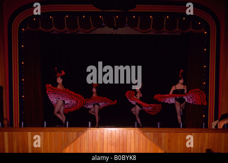 Possibile (Cancan) ragazze che ballano a dente diamantato Gertie's Gambling Hall, Dawson City, Yukon Territory, Canada Foto Stock