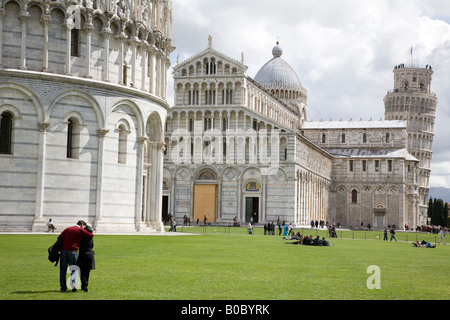 Il Battistero del Duomo e la Torre Pendente di Pisa Campo dei Miracoli Pisa Foto Stock