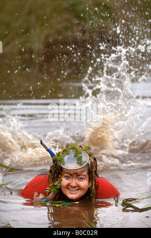 JULIA GALVIN DA KERRY Irlanda presso l'INTERNATIONAL BOG SNORKELLING campionati a Llanwrtyd Wells POWYS Wales UK Foto Stock