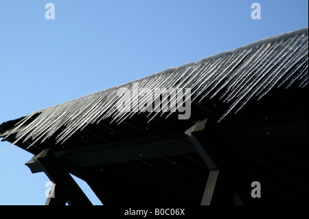 Colpo di ghiaccioli la fusione in una forte luce del sole serale Foto Stock