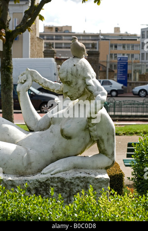 Foto di stock di un piccione seduti sulla testa di una statua è stata scattata la foto nel centro della città di Limoges in Francia Foto Stock