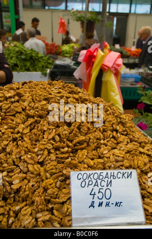 I gherigli di noci a Zeleni venac mercato nel centro di Belgrado in Serbia in Europa Foto Stock