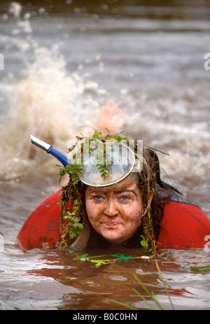 JULIA GALVIN DA KERRY Irlanda presso l'INTERNATIONAL BOG SNORKELLING campionati a Llanwrtyd Wells POWYS Wales UK Foto Stock