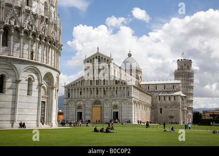 Il Battistero del Duomo e la Torre Pendente Campo dei Miracoli Pisa Foto Stock