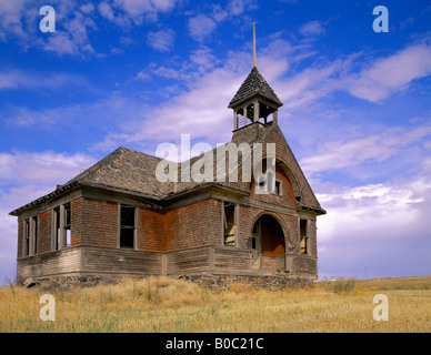 Weathered red schoolhouse in campo vicino Govan Lincoln County WA Foto Stock