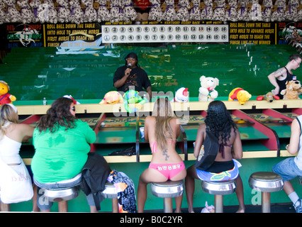 Trascorrere una giornata estiva a Coney Island Brooklyn NY Foto Stock