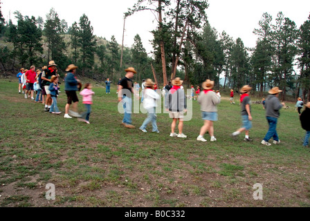 Nord America, USA, Sud Dakota, Custer State Park. Blue Bell Lodge Chuck wagon Cookout, giochi familiari. Proprietà release. Foto Stock