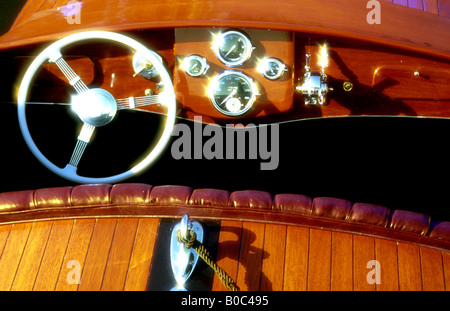 Lavori in legno finiti su una barca di legno brilla al sole. Foto Stock