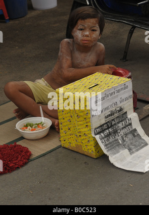 Bambini birmani begger al mercato chatachak Bangkok in Thailandia Foto Stock