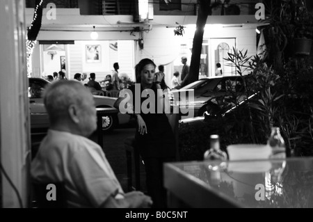 Vita notturna sulle vie di Bangkok, caffetteria vicino a Khao San Road Foto Stock