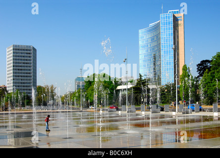 Trick Fountains sulla Place des Nations a Ginevra, sede dell'UIT a sinistra, OMPI UPOV edifici sulla destra, Ginevra Svizzera Foto Stock