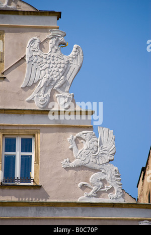 Wroclaw, Slesia, Polonia. Griffin House; n. 2 Rynek (piazza del mercato). Dettaglio del tetto che mostra grifone e eagle Foto Stock