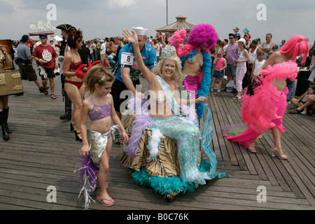 Giugno 2004 Giorno dell annuale Mermaid Parade a Coney Island Brooklyn New York Foto Stock