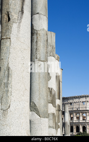 Ha rovinato le colonne in corrispondenza alla zona di Roma chiamato il foro romano che conduce all'anfiteatro chiamato Colosseo Foto Stock