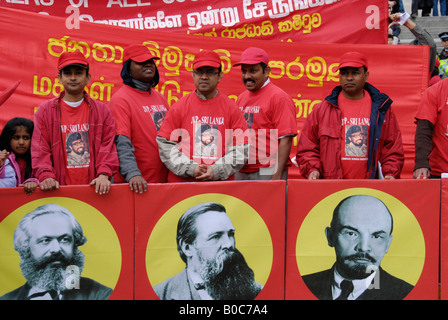 Il governo dello Sri Lanka JVP persone s Liberation Front deputati al 2008 giorno di maggio sfilano in Trafalgar Square Londra Foto Stock
