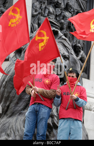 Due turco MLKP marxista leninista partito comunista membri con le bandiere rosse in piedi sotto i Lions in Trafalgar Square. Foto Stock