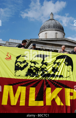 MLKP banner qui sotto la galleria nazionale al 2008 giorno di maggio sfilano in Trafalgar Square Londra Foto Stock