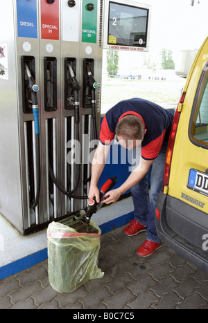 L uomo nella zona di confine del riempimento di una benzina può, più, Repubblica Ceca Foto Stock