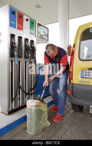 L uomo nella zona di confine del riempimento di una benzina può, più, Repubblica Ceca Foto Stock