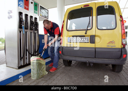 L uomo nella zona di confine del riempimento di una benzina può, più, Repubblica Ceca Foto Stock