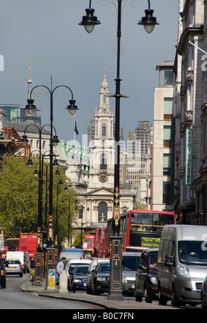 Il traffico in The Strand London Inghilterra England Foto Stock