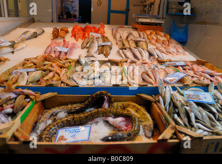 Pesce fresco in stallo il mercato coperto, Chania, Creta, Grecia, l'Europa. Foto Stock