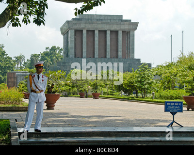 Un soldato di guardia il mausoleo di Ho Chi Minh. Foto Stock