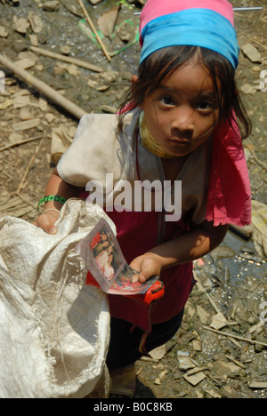 Giraffa karen bambina di prelevare le bottiglie di plastica, villaggio hilltribe Mae Hong Son , della Thailandia Foto Stock