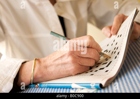 I vecchi senior donna facendo un cruciverba Foto Stock
