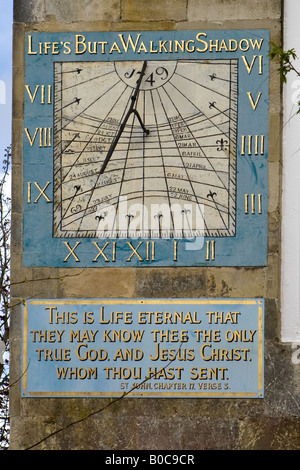 La vita è ma a poca ombra sun dial e la placca nella Cattedrale di Salisbury vicino alla parete di Malmesbury House Foto Stock