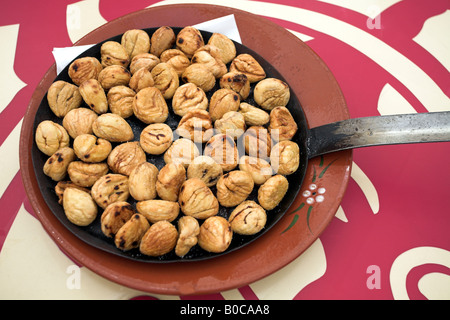 Pentola con castagne arrostite. (Castanea sativa) Foto Stock