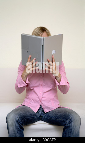 Donna che mantiene un notebook come un libro Foto Stock