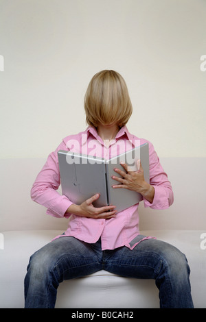 Donna che mantiene un notebook aperto Foto Stock