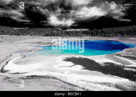 Immagine guardando fuori sopra la Sapphire Pool nel bacino del biscotto Geyser area di Yellostone National Park Foto Stock