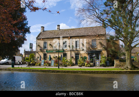 Il Kingsbridge Inn sul Fiume Windrush nel villaggio di Bourton sull'acqua Cotswolds Gloucestershire England UK UE Foto Stock