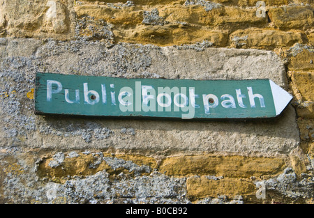 Sentiero pubblico segno per Windrush modo nel villaggio di Bourton sull'acqua Cotswolds Inghilterra REGNO UNITO Foto Stock