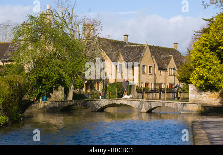 Ponte sul Fiume Windrush e case nel villaggio di Bourton sull'acqua Cotswolds Gloucestershire England UK UE Foto Stock