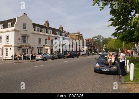 Dulwich Village vita quotidiana giovani che vivono in un quartiere ricco. College Road, Dulwich, South London SE21 Londra 2008 2000s UK HOMER SYKES Foto Stock