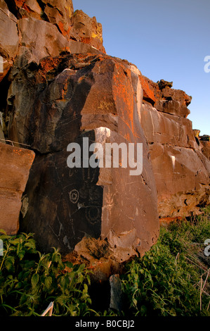 Petraglyphs decorano il cerchio di basalto rocce nel deserto Owyhee del sud ovest Idaho Foto Stock