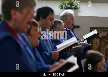 Un coro canta in una chiesa. Foto Stock