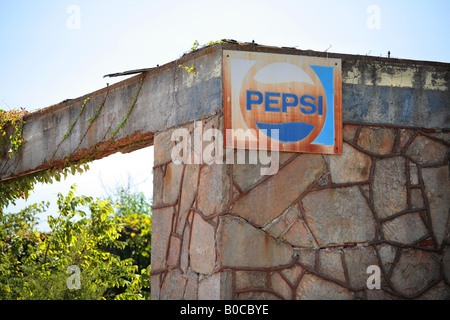 I resti di un antico edificio sul ciglio della strada con un arrugginito PEPSI segno sulla parete sul percorso 66 nel centro di Missouri USA Foto Stock