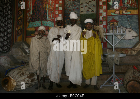 Preti etiopi in Narga Selassie chiesa sull isola di Dek, Lago Tana, Bahir Dar, Etiopia, Africa Foto Stock