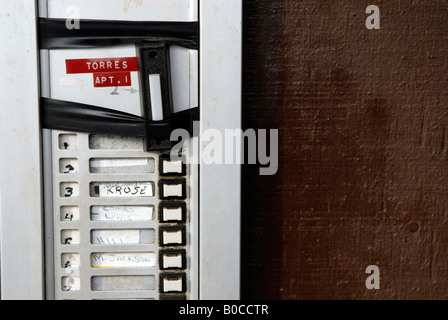 Appartamento rotto cicalino porta, il campanello sulla porta d ingresso  Foto stock - Alamy