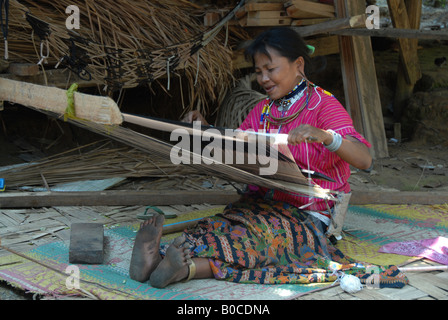 Lungo collo karen lady è la tessitura di stoffe, Mae Hong Son , a nord della Thailandia Foto Stock