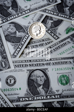 Uno britannico POUND COIN CON AMERICAN le fatture del dollaro. Foto Stock